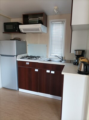 Réfrigérateur, micro-ondes, plaque de cuisson, cafetiÚre/bouilloire