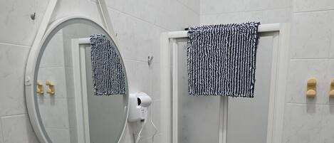Dusch, hårtork, bidé och handdukar