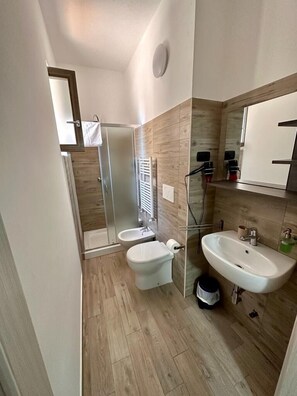 Doppelzimmer | Badezimmer | Dusche, Haartrockner, Handtücher, Seife