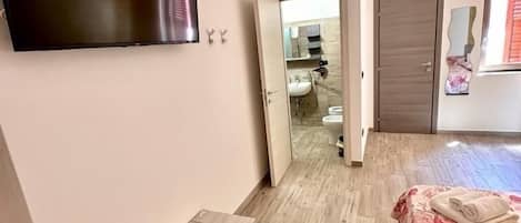 Dreibettzimmer | Bügeleisen/Bügelbrett, kostenloses WLAN