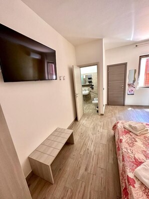 Chambre triple | Fer et planche à repasser, accès au Wi-Fi (inclus)