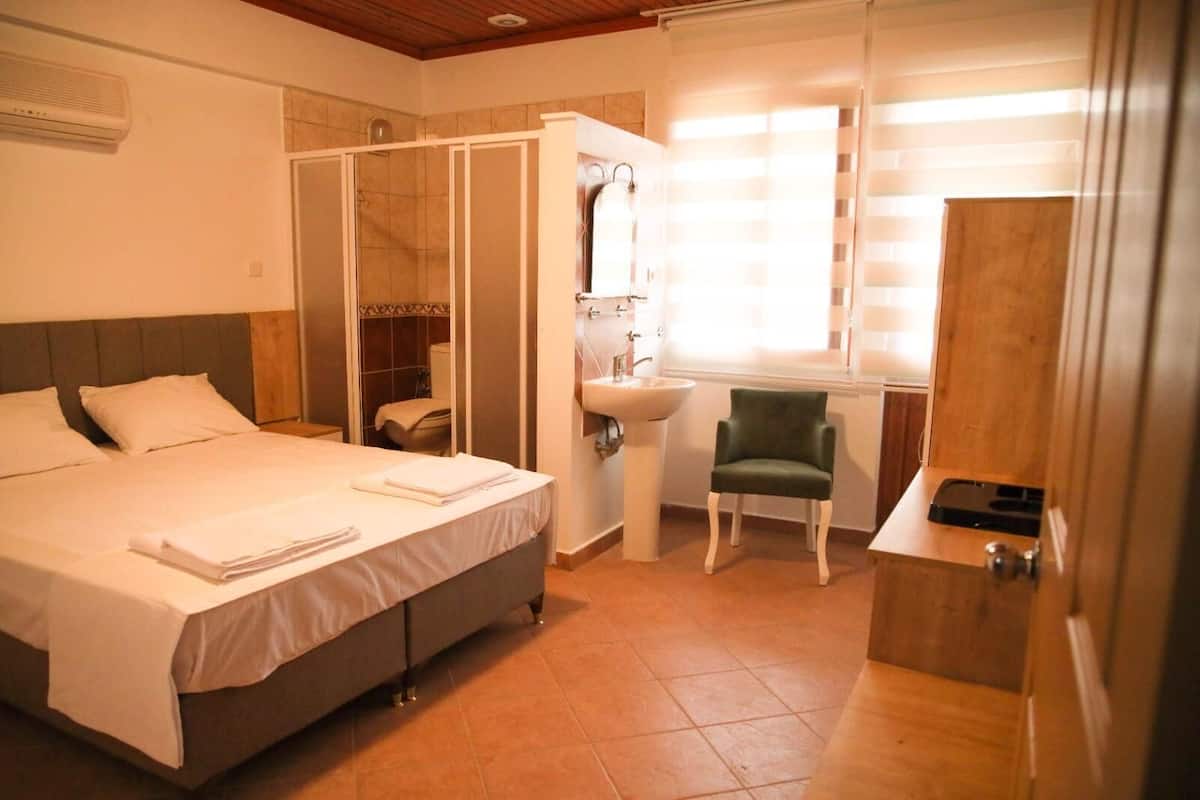 Classic Double Room, Balcony, Lake View | Meja, Wi-fi percuma
