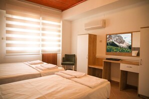 Familien-Dreibettzimmer, Balkon, Seeblick | Schreibtisch, kostenloses WLAN