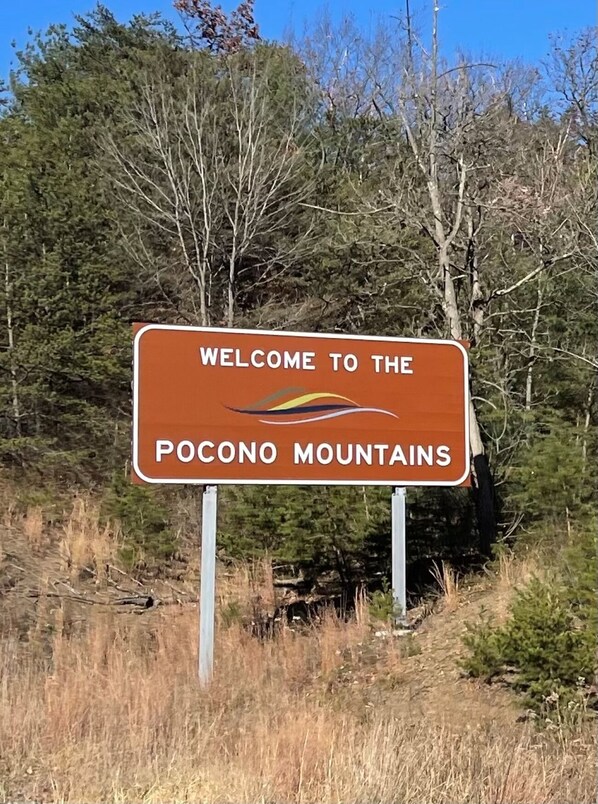 A welcome sign for the Pocono Mountains.
