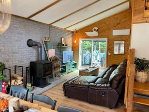 TV connectée, cheminée, baby-foot, livres