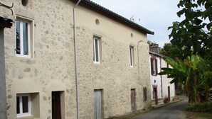 A narrow street with stone buildings, a visible door, and a small window. - Gîte Lavardac Estussan (Lavardac)