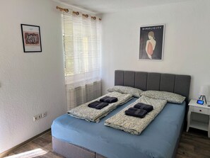 2 makuuhuonetta, tallelokero huoneessa, työpöytä, silitysrauta/-lauta