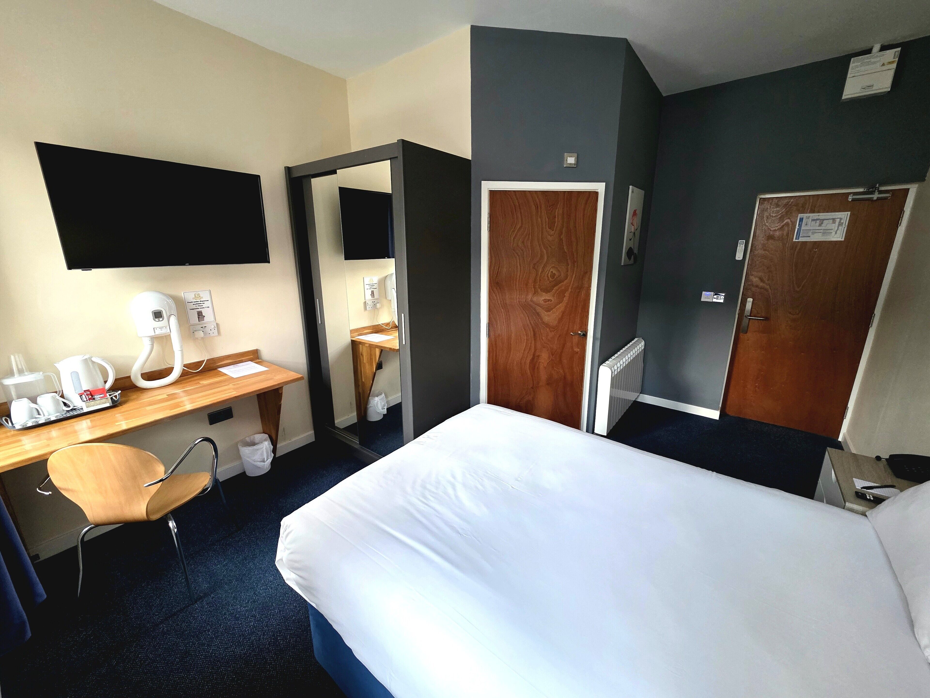 Economy Double Room | In-room safe, desk, laptop workspace, soundproofing