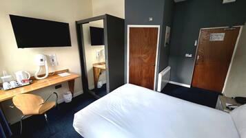 Economy Double Room | In-room safe, desk, laptop workspace, soundproofing