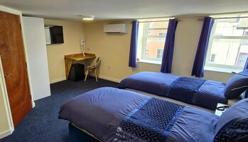 Quarto duplo standard | Cofres nos quartos, escrivaninha, espaço de trabalho para notebook