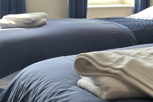 Kamar Twin Standar | Brankas, meja kerja, ruang kerja ramah laptop, dan kedap suara