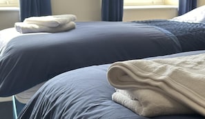 Standard Twin Room | In-room safe, desk, laptop workspace, soundproofing