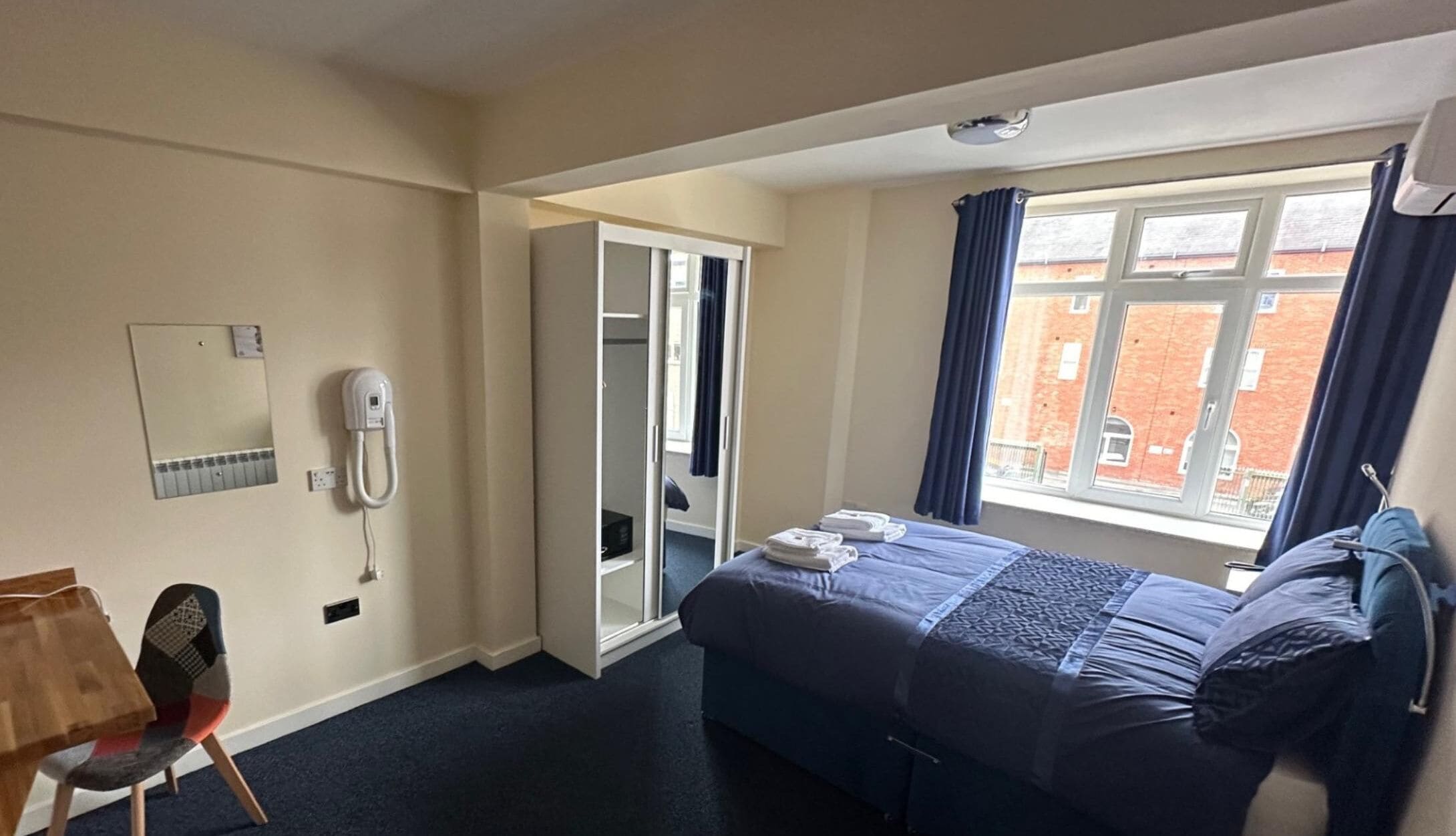 Phòng đôi Tiêu chuẩn | Két bảo mật tại phòng, bàn, khu vực làm việc phù hợp cho laptop 