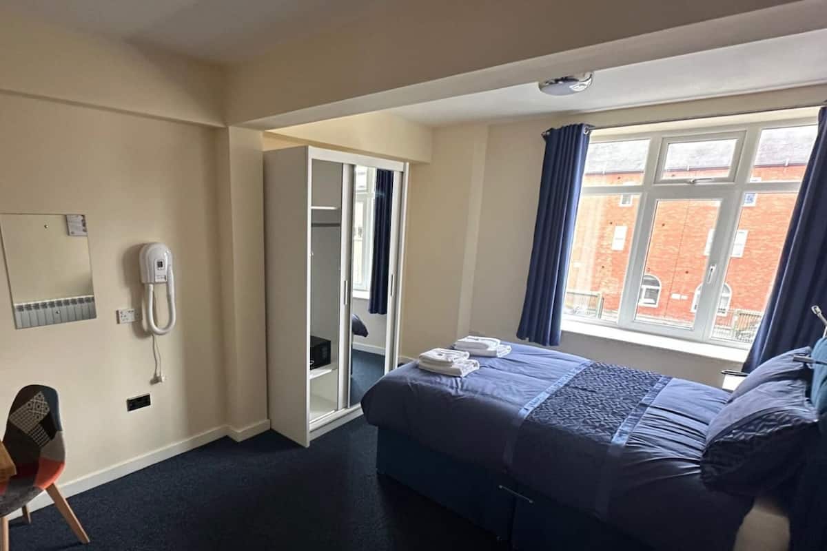 Standard Double Room | In-room safe, desk, laptop workspace, soundproofing