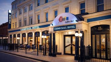 Fachada da propriedade à noite