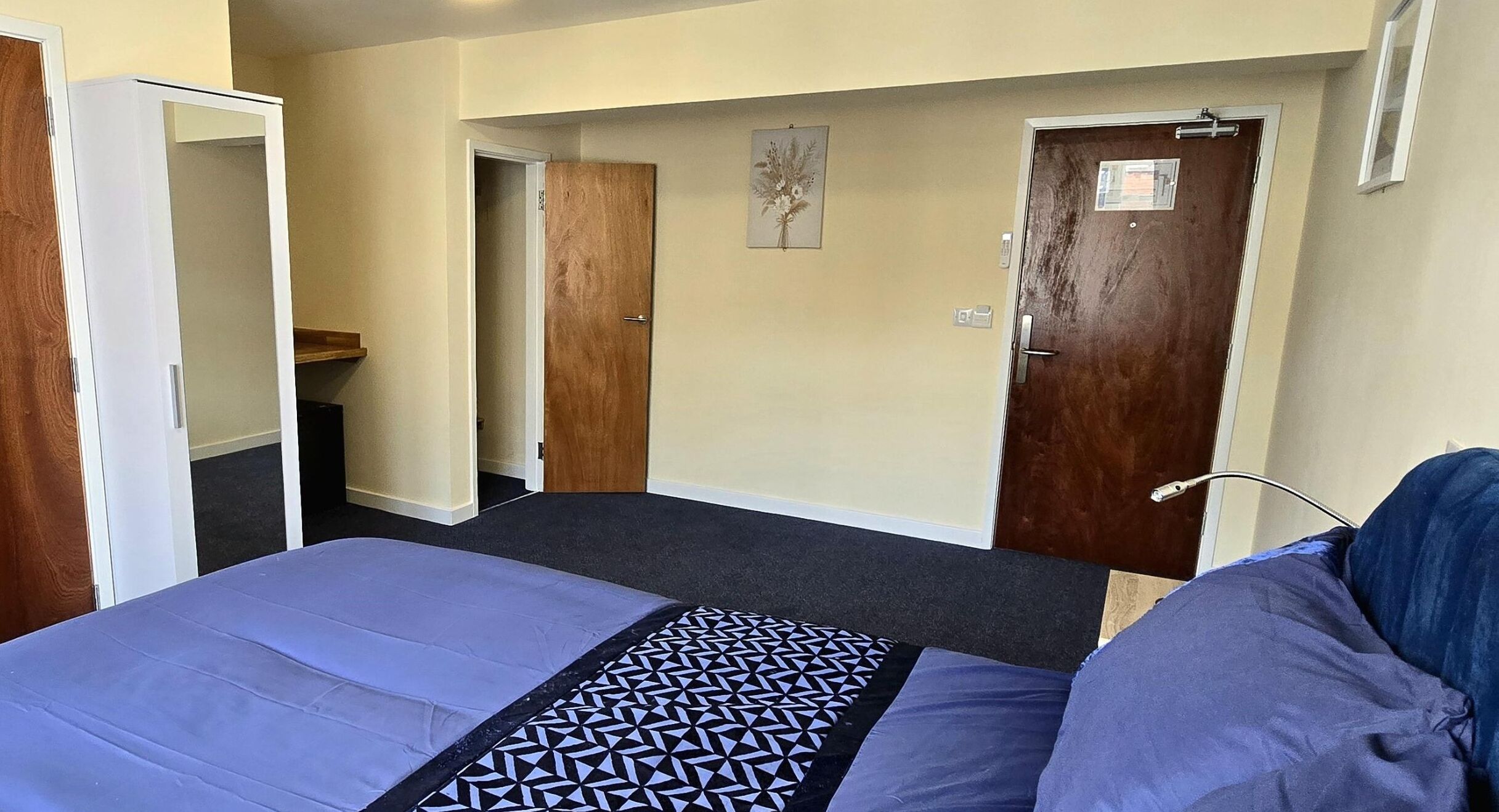 King Room | Két bảo mật tại phòng, bàn, khu vực làm việc phù hợp cho laptop 