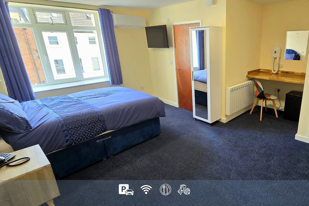 Habitación doble estándar | Caja de seguridad en la habitación y escritorio