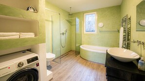 Familienapartment, 3 Schlafzimmer, Gartenblick | Badezimmer