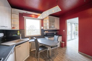 Condo família, 3 quartos, vista para o jardim | Cozinha privada | Geladeira grande, micro-ondas, fogão, cooktop