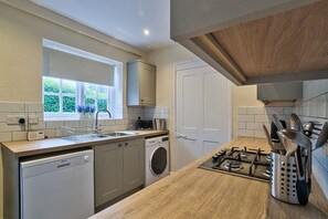 Kjøleskap, mikrobølgeovn, ovn og kokeplater