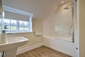 Hiustenkuivaaja, pyyhkeet, vessapaperi