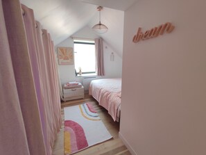 2 室のベッドルーム、セーフティボックス (室内)、デスク、アイロン / アイロン台