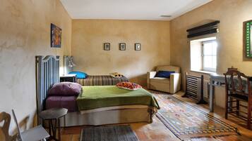 Kamar Keluarga, Beberapa Tempat Tidur, Bebas Asap Rokok, pemandangan kebun anggur | 2 kamar tidur, meja kerja, tirai kedap cahaya, dan setrika/meja setrika