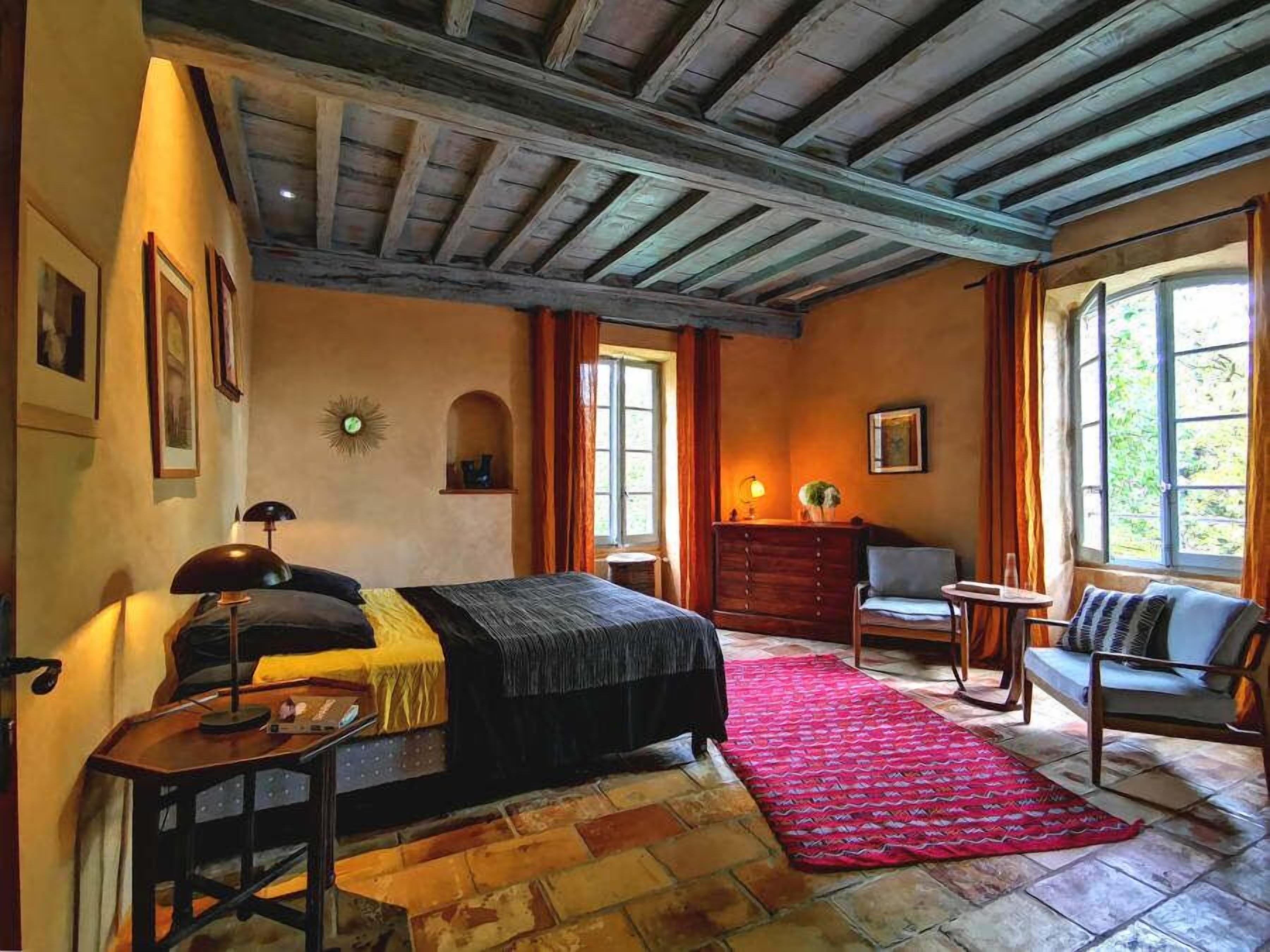 Quarto casal | Escrivaninha, cortinas blackout, ferros/tábuas de passar roupa