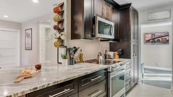 Jääkaappi, mikroaaltouuni, uuni, liesi