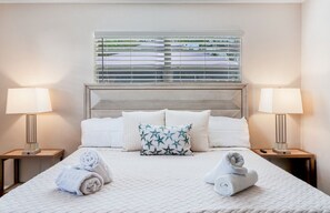 4 habitaciones, escritorio y tabla de planchar con plancha 