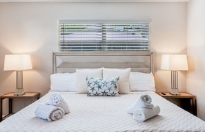 4 habitaciones, escritorio y tabla de planchar con plancha