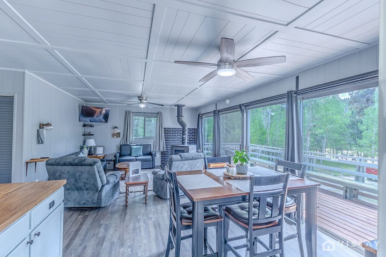 Televisie, een open haard en een dvd-speler