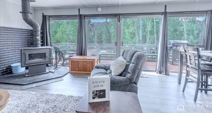 Cozy Cottage with Stunning Deck Views
