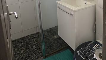 Een haardroger, handdoeken, toiletpapier