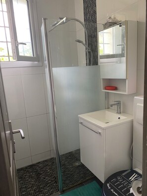 Hair dryer, towels, toilet paper - Charming house five minutes walk from the Ligne H train station. 30 minutes from Paris. (Ermont)