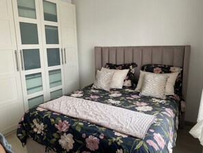 4 bedrooms, iron/ironing board, WiFi, bed sheets - Charming house five minutes walk from the Ligne H train station. 30 minutes from Paris. (Ermont)