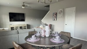 En matplats med ett runt bord för fyra personer, omgiven av läderstolar.