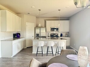 Frigorífic, microones, forn i placa de cuina 