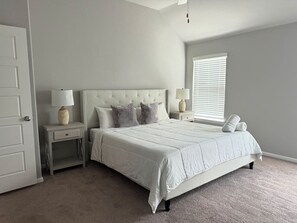 4 室のベッドルーム、デスク、アイロン / アイロン台、WiFi