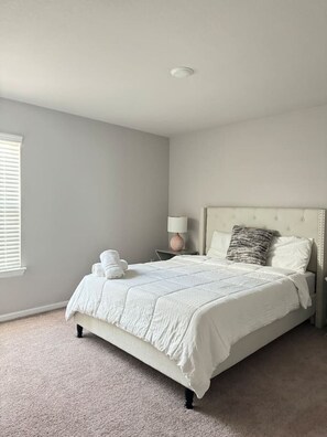 4 bedrooms, desk, iron/ironing board, WiFi - Huge Backyard in Beautiful Home (Celina)