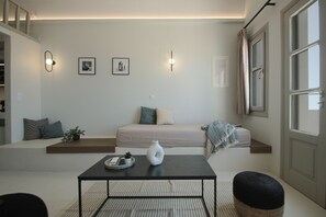 Maisonette with Sea view & hot tub | Área de sala de estar | Televisión LED de 48 pulgadas con canales vía satélite 