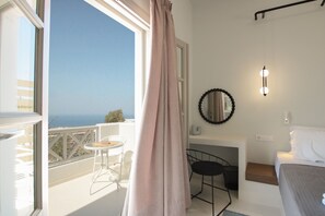 Maisonette with Sea view & hot tub | Living area | 48-inch LED TV with satellite channels - Airy suites santorini (Santorini)