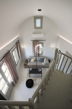 Maisonette with Sea view & hot tub | Vardagsrum | 48-tums LED-tv med satellitkanaler
