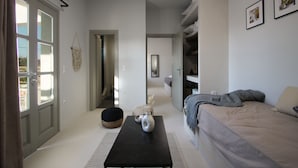 Junior Suite with Garden view and hot tub | Oppholdsområde | En 48-tommers LED-TV med Parabol-TV