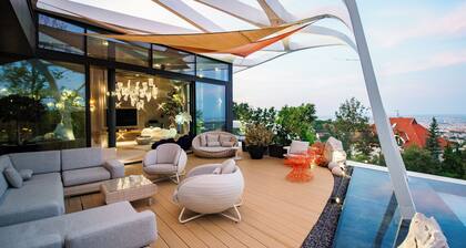 Poets Garden Villa 4 bedrooms, outdoor pool, sauna, hot tub and panoramic view