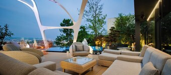 Poets Garden Villa 4 bedrooms, outdoor pool, sauna, hot tub and panoramic view