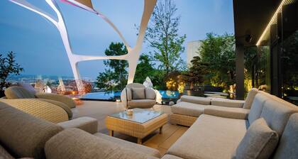 Poets Garden Villa 4 bedrooms, outdoor pool, sauna, hot tub and panoramic view