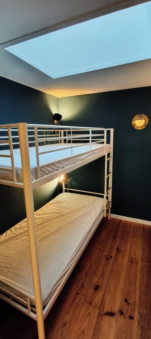 3 chambres, fer et planche à repasser