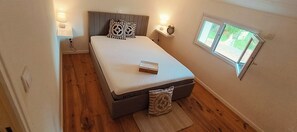 3 habitaciones y tabla de planchar con plancha
