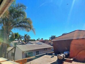 Property grounds - Chic 1-bedroom with WiFi and fitness room in vibrant Johannesburg (Johannesburg)
